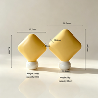 Vente en gros de flacons en plastique carrés jaunes de 40/60 ml, pour démaquillant, crème solaire, sérums, lotions, flacons cosmétiques rechargeables