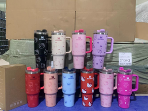 Borraccia Termica Stanley Hello Kitty da 40 Oz in Acciaio Inossidabile con Cannuccia, per Viaggi - Product Image 3