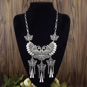 قلادة مياو الفضية المزدوجة على شكل طاووس للجنسين، قلادة همونغ عرقية مميزة بتصميم ياقة وشاح، مزينة بشرابات على شكل فراشة ومخروطية، هدية بوهيمية عتيقة - Product Image 4