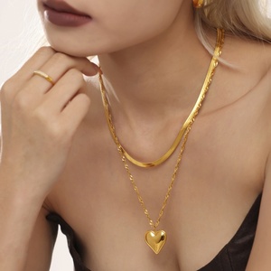 Collar con Colgante de Corazón Geométrico Color Durazno con Cadena de Acero Inoxidable, Regalo de Aniversario Moderno - Product Image 3