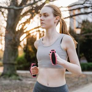 Le donne saltano la mano che tengono la sacca di sabbia morbida con manubrio braccio magro per Yoga peso corporeo manubrio - Product Image 5