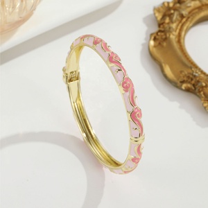 Bracelet en émail cloisonné plaqué or bicolore, motif floral à charnière, style vintage oriental pour femme, collection printemps pastel, vente en gros - Product Image 3