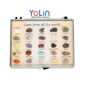 Set di ghiaia con pietre preziose naturali, campione di minerale di cristallo, geologia, materiale didattico scientifico popolare e studenti studiano campioni di minerale - Product Image 1