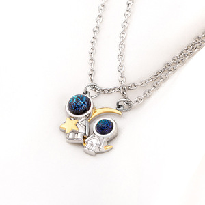 Collar con colgante de astronauta de dibujos animados, de acero inoxidable, con diseño temático, regalo para mujeres y hombres - Product Image 2