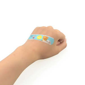 لاصقات جروح مخصصة مطبوعة بعلامة تجارية خاصة، معتمدة من CE، مقاومة للماء، معقمة بغاز أكسيد الإيثيلين، قابلة للتنفس، لاصقة لطيفة للجروح مع شعار لاصق - Product Image 2