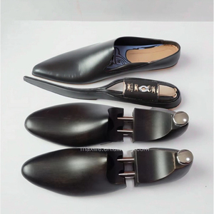 Expansor de zapatos pintado con Árbol de madera negro teñido de fábrica para una organización eficiente de los zapatos - Product Image 4