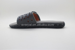 <span class=keywords><strong>Sandalias</strong></span> <span class=keywords><strong>de</strong></span> <span class=keywords><strong>goma</strong></span> <span class=keywords><strong>de</strong></span> una correa para <span class=keywords><strong>hombre</strong></span> con característica antideslizante para invierno - Product Image 3