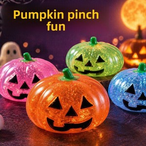 Juguete antiestrés de goma blanda con diseño de cabeza de calabaza de Halloween, novedoso, con purpurina, al por mayor, para descompresión transfronteriza - Product Image 3