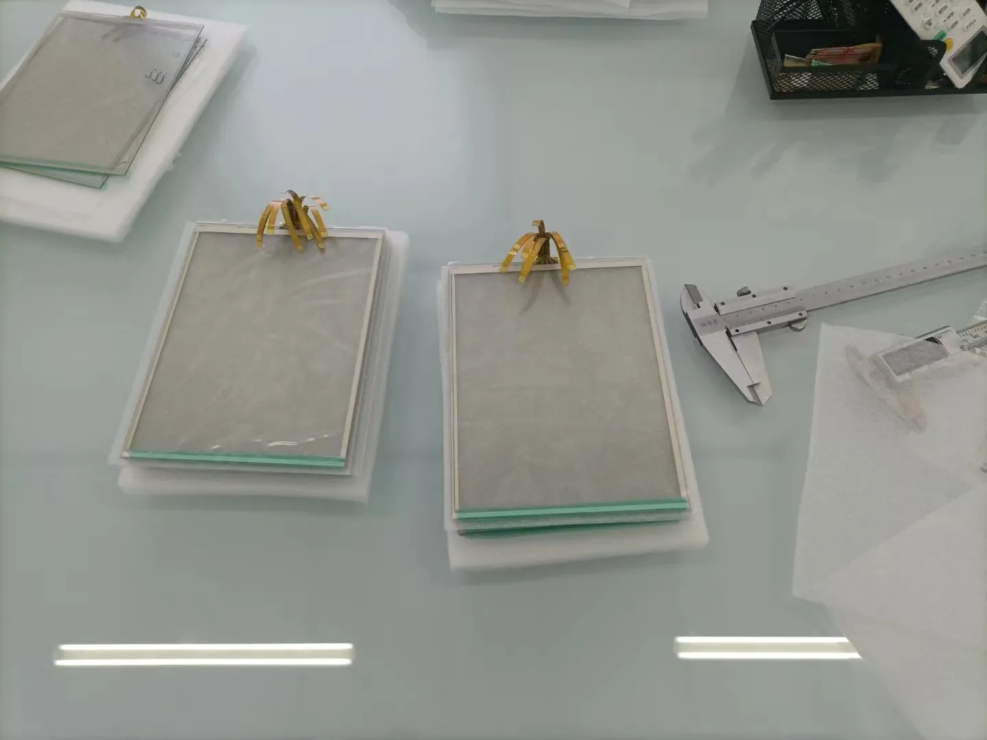 कारखाने बेचने कम प्रतिरोध पारदर्शी इलेक्ट्रिक हीटिंग स्क्रीन शील्ड ग्लास विद्युत चुम्बकीय परिरक्षण ग्लास