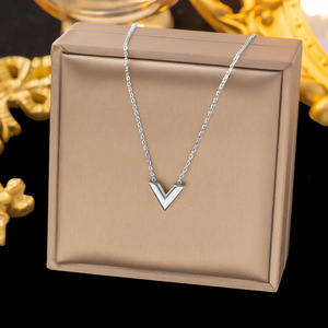 Conjuntos de Joias Finas de Aço Inoxidável Banhados a Ouro <span class=keywords><strong>18K</strong></span>, À Prova d'Água, com Colar Pingente em V, Pulseira e Brincos para Mulheres - Product Image 5