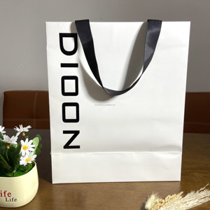 Sacs de shopping en papier kraft de luxe avec logo personnalisé, poignée en ruban, biodégradables et aseptiques pour l'emballage de vêtements, de chaussures et de cadeaux - Product Image 6