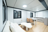 Maison conteneur extensible à double aile avec toit, villa préfabriquée au design personnalisé pour projets hôteliers et résidentiels