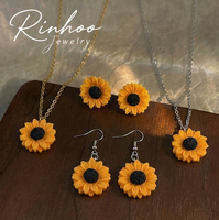 RINHOO Ensemble de bijoux hypoallergéniques en acier inoxydable pour femme, motif tournesol, collier et boucles d'oreilles pendantes en résine, accessoire de mode estival