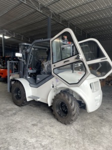 2.5-3.5 tấn DIESEL địa hình gồ ghề xe nâng 4WD ngoài trời off-road xe nâng với 3-6M nâng chiều cao với Cab tùy chọn điều hòa không khí - Product Image 4