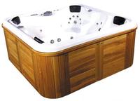 Bain à remous extérieur moderne en acrylique blanc autoportant avec fonction massage, douche intégrée et accès facile