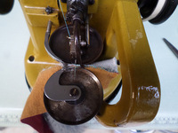 Machine à coudre industrielle à entraînement direct DS4-5 pour la couture de fourrures, idéale pour les vêtements en fourrure de vison, renard, peau de mouton et cuir.