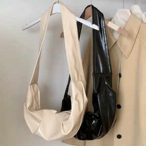 Sac à bandoulière de type Dumpling, blanc cassé, noir, marron, à sangle unique, avec coutures plissées, fermeture éclair, style normcore minimaliste - Product Image 1