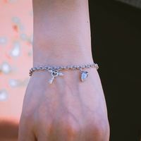 Juego de 2 Pulseras de Acero Inoxidable Plateadas/Doradas Unisex con Diseño de Sol y Luna Magnético, Regalo para Parejas a Distancia