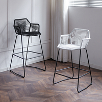 Tabouret de bar moderne en rotin PVC tressé de style nordique avec accoudoirs et structure en acier pour terrasse, balcon, bar, café – Chaise haute
