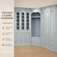 Armoire de chambre classique vintage en bois, placard sur mesure au design élégant pour le rangement de la maison, de la villa ou de l'appartement