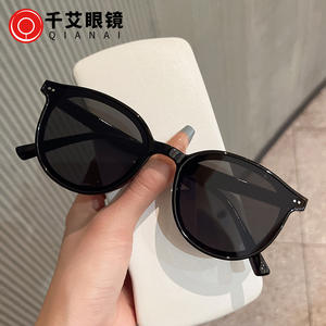 Gafas de Sol Qianai Unisex, Montura Negra de PC, Lentes con Protección UV400, Remaches Decorativos, Estilo Moderno - Product Image 1