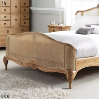 Lit en chêne massif sculpté avec cadre en rotin naturel, disponible en tailles grandes et très grandes, personnalisable et en gros