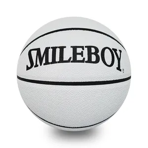 Balón de baloncesto de tamaño oficial 7 con logotipo personalizado hecho de cuero compuesto duradero y de alta calidad