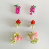 Fleur de fraise rose tissée à la main perlée coudre sur des patchs pour bricolage crochets d'oreille chapeaux sacs vêtements accessoires décoratifs