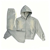 Ensemble survêtement homme oversize déchiré avec logo personnalisé : sweat à capuche zippé à écussons étoiles délavés et pantalon de jogging évasé à bords bruts – Vente en gros