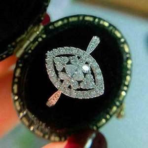 Anello da Donna T0607 in Oro Bianco con Diamante Naturale Taglio a Pera, Anello di Fidanzamento con Diamante Colore G e Design Halo - Product Image 6