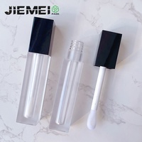 JIE MEI stock bouteille de brillant à lèvres clair et givré de haute qualité Long carré PET 5ML tube de baguette de brillant à lèvres de marque privée avec grand pinceau