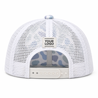 Casquette à visière plate à 6 panneaux avec imprimé abstrait, dos en maille blanche, garniture en corde, patchs logo personnalisés multi-positions et fermeture snapback