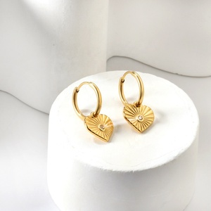 ต่างหูห่วงแบบมินิมอล ชุบทอง 18K ทำจากสแตนเลสสตีล ประดับเพชรซิร์คอน ดีไซน์รูปหัวใจ สำหรับผู้หญิง - Product Image 3