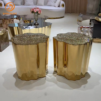 Table d'appoint de luxe dorée, forme de fleur irrégulière, plateau en cristal écrasé poli miroir, table d'appoint élégante pour projets hôteliers et villas