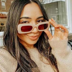 Gafas de Sol Cuadradas Retro de Moda Popular Personalizadas en Azul y Morado, Gafas de Sol Rectangulares de Color Jelly para Mujer - Product Image 2