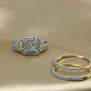 Conjunto de Anillos de Boda con Diamantes Ornaatis, Oro Amarillo de 14k, Corte Princesa, Halo, Joyería de Compromiso y Boda para Mujer, Diseño Geométrico - Product Image 3