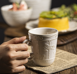 Service de table personnalisé en porcelaine gaufrée Carrousel, assiettes, bols et tasses en céramique durables pour la vente en ligne et les cadeaux - Product Image 3