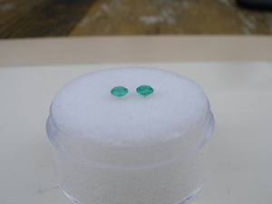 Paire d'émeraudes vertes naturelles colombiennes AAA, 3 mm, rondes, facettées, certifiées par un tiers, pour la fabrication de bijoux - Product Image 2