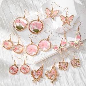 Elegantes Pendientes de Gancho con Flores de Cerezo en Varios Estilos, Pendientes Redondos con Mariposas y Flores Secas de Resina para Mujer, Regalo - Product Image 1