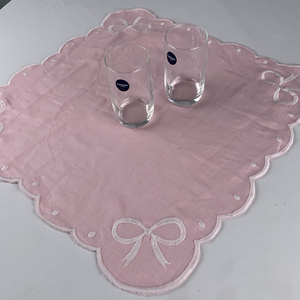 Vente en gros de serviettes en tissu à motif unique brodé et nœud faites à la main 100% serviettes en tissu lin et coton de mariage - Product Image 1