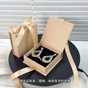 Emballage de bijoux sur mesure gris ardoise, style livre, avec finition <span class=keywords><strong>grain</strong></span> de pierre et fente interne pour <span class=keywords><strong>carte</strong></span>, pour une image de marque de luxe. - Product Image 2
