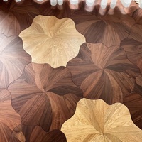 Parquet en bois d'ingénierie à motifs mélangés incrustés, grand motif de fleur de lotus, style de courbe irrégulière, mur de fond, sol en bois