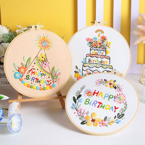 Nouveau kit de broderie DIY en coton fait main Joyeux <span class=keywords><strong>Anniversaire</strong></span>, motif gâteau, bougies et feux <span class=keywords><strong>d</strong></span>'artifice, pour <span class=keywords><strong>d</strong></span>écoration murale, de table, de fête à domicile et cadeau - Product Image 3