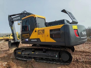 Excavatrice sur chenilles Volvo EC210 d'occasion, d'origine suédoise, de taille moyenne, pour travaux de terrassement, construction routière et infrastructures. - Product Image 2