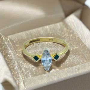 Élégante bague en or 22 carats avec diamant marquise et accent en émail vert, bague de créateur stylée pour femme, bijoux modernes - Product Image 2