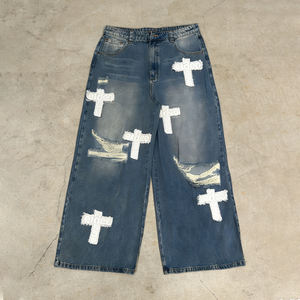 بنطلون جينز رجالي مخصص بتصميم OEM ODM مع شعار مطرز ورقعات متقاطعة، جينز ممزق بقصة مستقيمة وواسعة ومرنة - Product Image 1