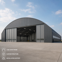 Bâtiment d'entrepôt en structure métallique industrielle, porte à levage haute, atelier d'usine, hangar de stockage métallique préfabriqué