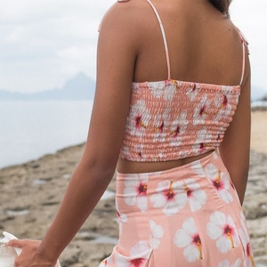 Top court plissé pour femmes hawaïennes fabriqué par le fabricant avec des bretelles fines, top court en rayonne sur mesure - Product Image 5