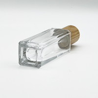 Flacon de parfum en verre rectangulaire personnalisé de luxe de 30 ml avec pulvérisateur à pompe, bouchon en bois, surface mate, logo personnalisé