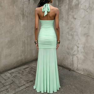Vestido de noche estilo sirena verde con cuello halter, espalda descubierta y volantes fruncidos, ideal para vacaciones en la playa. - Product Image 6